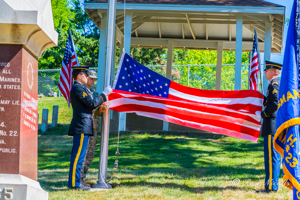 Soldiers w-flag2